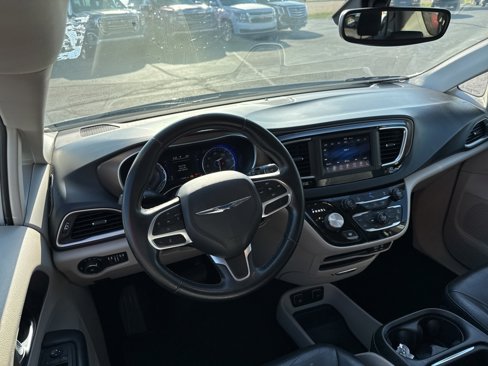 Used 2018 Chrysler Pacifica Touring-L image 15