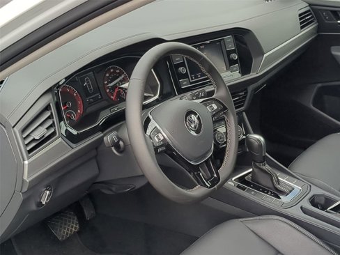 Used 2021 Volkswagen Jetta SE image 2
