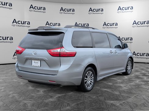 Used 2018 Toyota Sienna XLE image 4