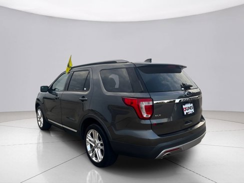 Used 2016 Ford Explorer XLT w/ Equipment Group 202A image 9