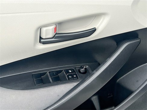 Used 2022 Toyota Corolla LE image 4