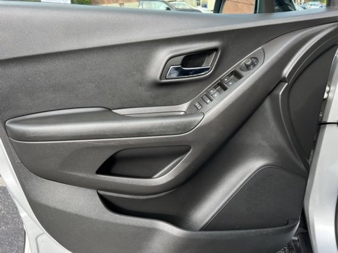 Used 2022 Chevrolet Trax LT w/ Redline Edition image 8