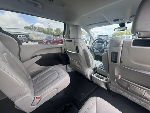 Used 2017 Chrysler Pacifica Touring-L Plus image 16