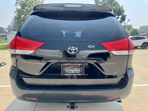 Used 2014 Toyota Sienna L image 6