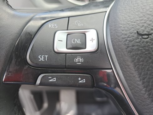 Used 2019 Volkswagen Tiguan SE image 17