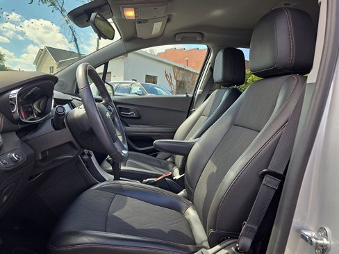 Used 2022 Chevrolet Trax LT w/ LT Convenience Package image 19