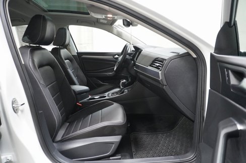 Certified 2023 Volkswagen Jetta SE w/ Panoramic Sunroof Package image 11
