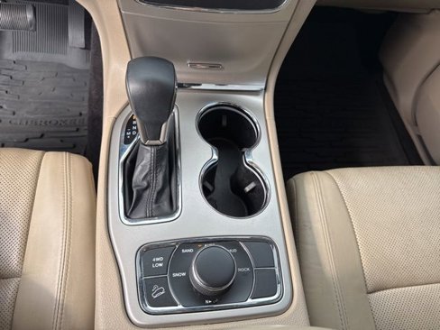 Used 2017 Jeep Grand Cherokee Limited w/ Luxury Group II image 38