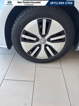 Used 2016 Volkswagen e-Golf SE image 23