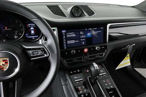 Certified 2025 Porsche Macan image 11