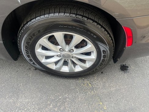 Used 2017 Chrysler Pacifica Touring-L image 12
