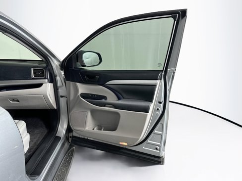 Used 2017 Toyota Highlander LE image 31