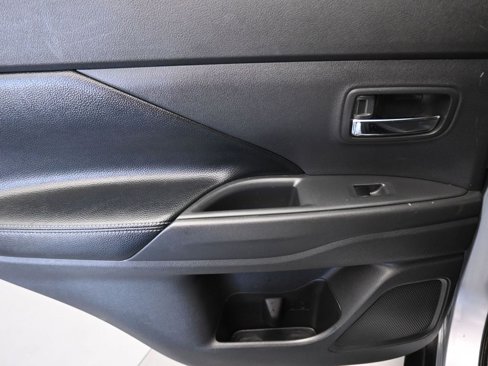 Used 2015 Mitsubishi Outlander SE image 32