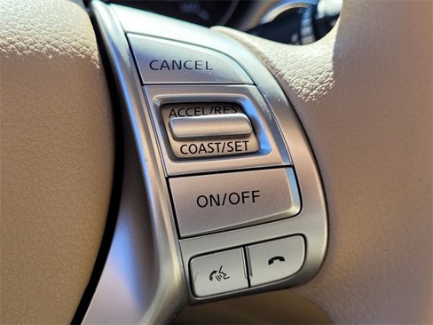 Used 2015 Nissan Rogue SV image 25