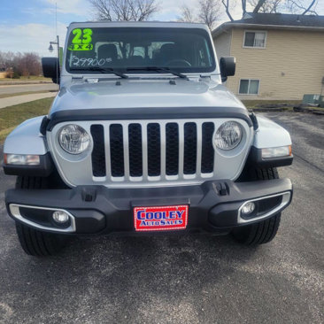 Used 2023 Jeep Gladiator Sport image 2
