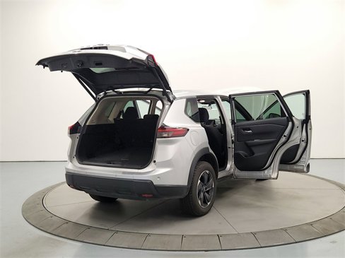 Used 2024 Nissan Rogue SV image 15
