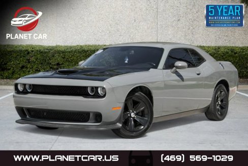 Used 2019 Dodge Challenger SXT image 1