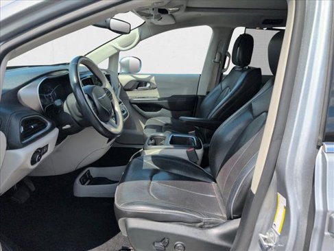 Used 2018 Chrysler Pacifica Limited image 14