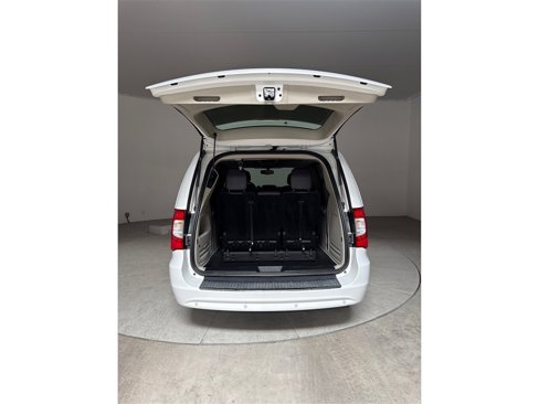 Used 2015 Chrysler Town & Country Touring-L image 14