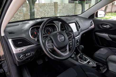 Used 2017 Jeep Cherokee Latitude w/ Comfort/Convenience Group image 25