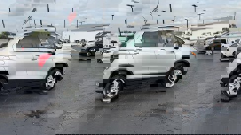 Used 2022 Chevrolet Trax LT w/ LT Convenience Package image 9