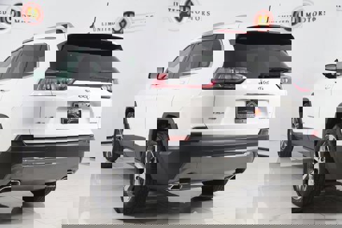 Used 2019 Jeep Cherokee Limited image 4