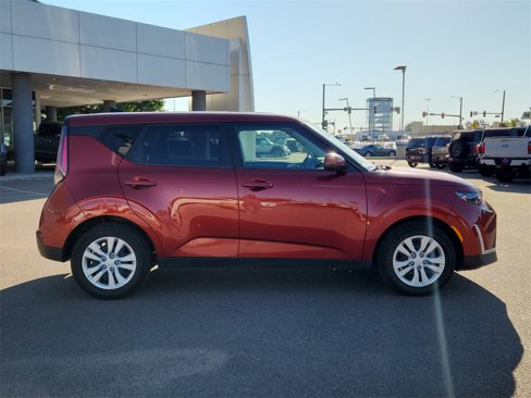 Used 2023 Kia Soul LX image 2