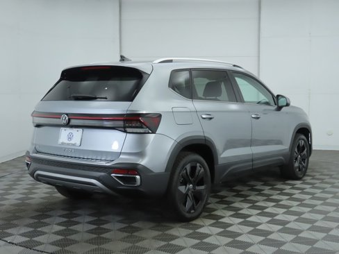 Certified 2025 Volkswagen Taos SE w/ Black Wheel Package image 6