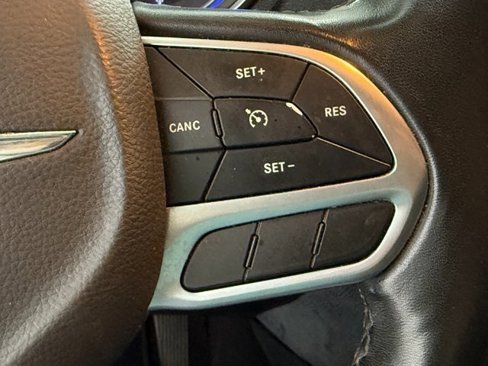 Used 2019 Chrysler 300 Limited image 12