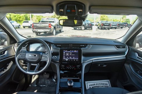 Certified 2023 Jeep Grand Cherokee Laredo image 17