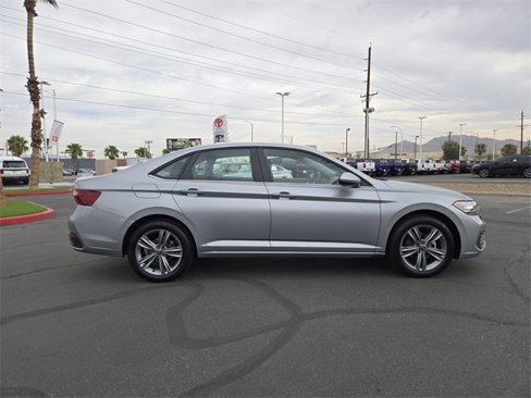 Used 2024 Volkswagen Jetta SE image 5