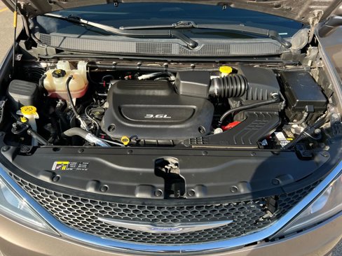 Used 2017 Chrysler Pacifica Touring-L image 25