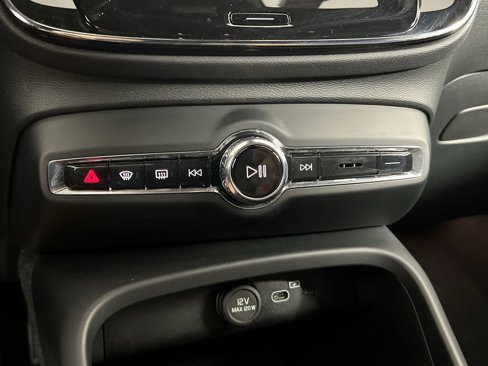 Certified 2025 Volvo XC40 B5 Core image 18