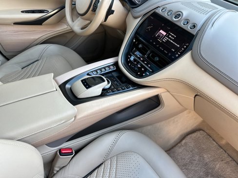 Used 2021 Aston Martin DBX image 18