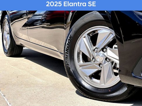 New 2025 Hyundai Elantra SE image 2