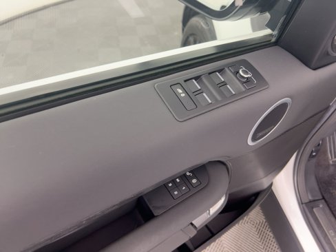 Used 2018 Land Rover Discovery HSE image 10