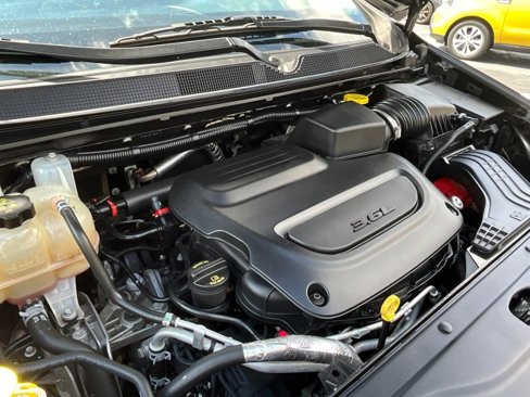 Used 2020 Chrysler Pacifica Touring-L image 11