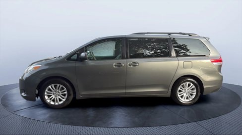 Used 2014 Toyota Sienna XLE image 2
