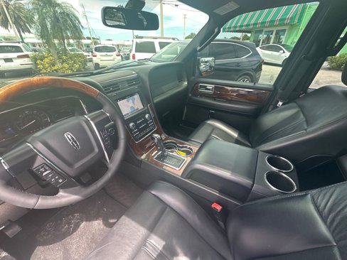 Used 2017 Lincoln Navigator Select image 11