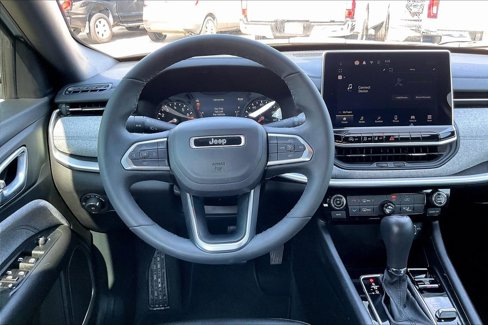 Used 2024 Jeep Compass Latitude image 8