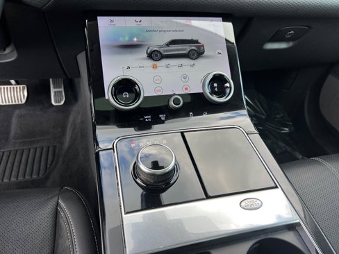 Used 2019 Land Rover Range Rover Velar R-Dynamic SE image 32