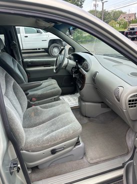 Used 1999 Chrysler Town & Country LX image 10
