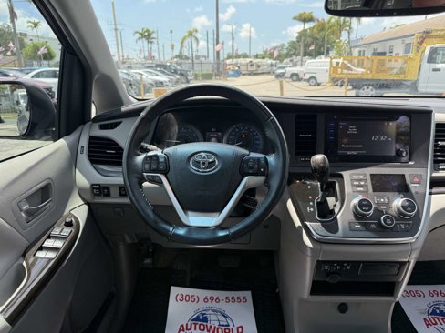 Used 2017 Toyota Sienna XLE image 31