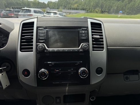 Used 2015 Nissan Frontier SV image 4