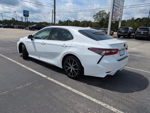 Used 2024 Toyota Camry SE image 3