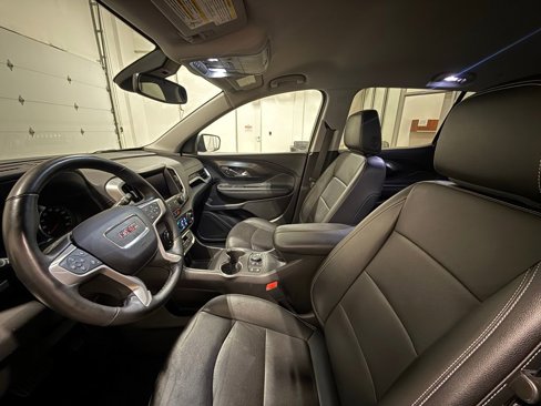 Used 2024 GMC Terrain SLT image 15