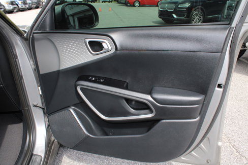 Used 2022 Kia Soul LX image 16