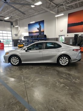 Used 2019 Toyota Camry L image 9