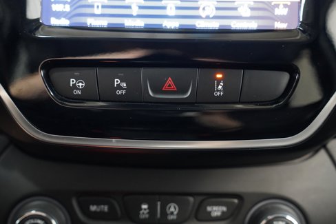 Used 2019 Jeep Cherokee Overland w/ Technology Group image 29