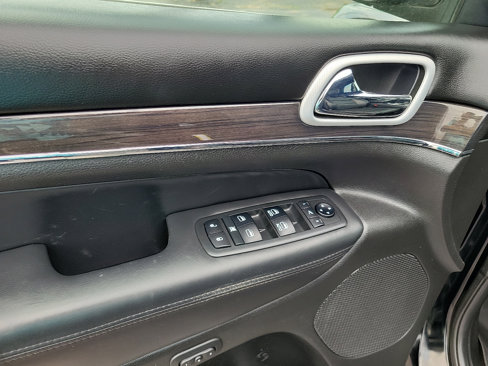 Used 2018 Jeep Grand Cherokee Overland image 13